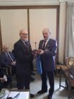 Keith Banks presents the trophy to the 2016 Golf Champion,<br />ALAN DUNT